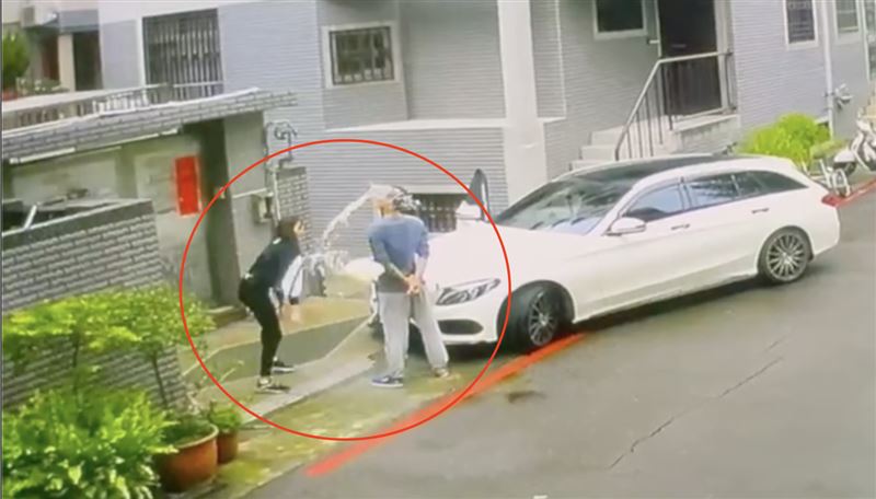 她抓包叼菸男有小三暴怒！乾哥掏槍助陣