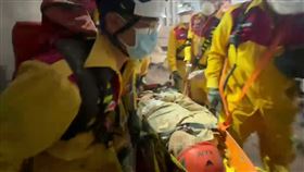 花蓮一名黃姓高三學生在強震發生時，正搭車前往晶英酒店建教實習，小巴在九曲洞附近遭大量落石擊中，黃姓高中生不幸被一塊巨石壓住雙腿，受困在九曲洞2天才獲救，經送醫急救後，現仍昏迷、裝葉克膜搶救中，且有可能須截肢。黃男的家屬今天（9日）指出，醫師告知已呈現腦死狀態。