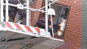 快訊／成功救援！「橘子」卡天王星7樓鐵窗　動保員被咬一口救出