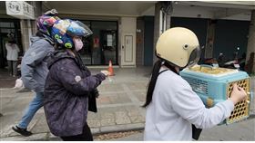 功救援！「橘子」卡天王星7樓鐵窗　動保員被咬一口救出