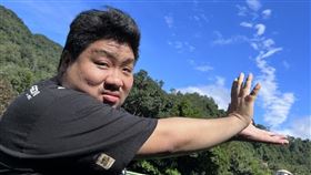 網紅「亞洲統神」張嘉航4日在星光電競大賞獲頒娛樂效果獎時，當場開嗆頒獎人Toyz劉偉健是「販毒狗」。（圖／翻攝自統神臉書）