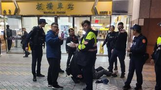 通緝犯拒盤查襲警　胸口驚悚刀傷畫面曝光