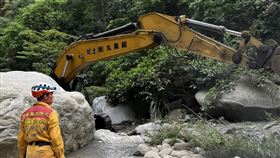 星國夫妻搜索熱區鎖定砂卡礑步道0.5公里處花蓮強震後，消防局特搜大隊持續進行砂卡礑步道搜救行動，由於找到的男鞋和手套經家屬確認，並不屬於澳籍新加坡夫妻的東西，加上有遊客提供當天影片看到2人位置，搜索熱區鎖定在0.5公里處。（花蓮縣消防局提供）中央社記者李先鳳傳真  113年4月9日