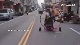 路上驚見動力飛行傘　民眾愣：會被捲入嗎