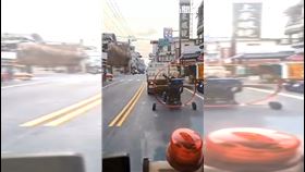 台中霧峰街頭驚見男子騎乘改造三輪車，超大風扇一路旋轉，引發網友熱議。（圖／翻攝重機車友 ❘ 各區路況天氣、資訊分享中心）