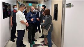 板橋車站邱姓通緝犯襲警，新北市警察局長廖訓誠趕赴醫院探視。（圖／翻攝畫面）