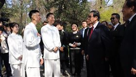 馬英九率大九學堂學生赴北京大學交流（2）前總統馬英九（紅領帶者）9日率大九學堂學生到北京大學交流。北京校方在未名湖畔安排太極拳交流環節，來自台灣新竹的北大學生向「馬先生」問好。中央社記者呂佳蓉北京攝  113年4月9日