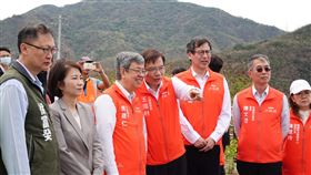 陳建仁視察屏南快速公路屏南快速公路是恆春半島居民引頸期盼的道路，行政院長陳建仁（前左3）9日由交通部長王國材（前左4）等人陪同到屏南快速公路視察，並宣布全案已核定，後續進行綜合規劃及環評，最快可望2年內動工。中央社記者李卉婷攝  113年4月9日