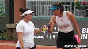 梁恩碩(左)、詹皓晴直落二擊潰中國女雙，幫助台灣在本屆金恩盃開胡。（圖／記者蔡厚瑄攝影）