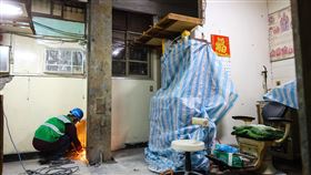 花蓮地震南機場整宅受損  進行支撐補強作業花蓮強震，台北市中正區南機場整建住宅有建物發生受損情況，工作人員8日下午在1樓屋內，進行H型鋼支撐補強施工作業。中央社記者謝佳璋攝  113年4月8日