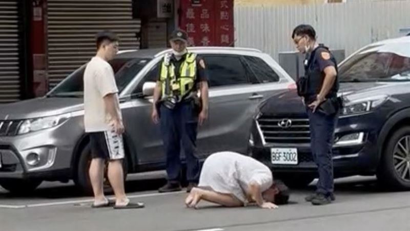 陸配違停遭警開單！突失控下跪嗆警耍威風