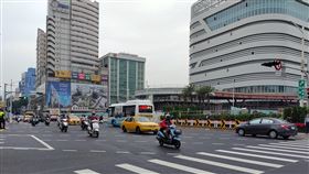 站東路通車上班首日  高市交通局：車流車速正常高雄火車站旁站東路29日通車，31日是首個上班日，高雄市交通局31日觀察監測，截至下午車流、車速正常穩定。（高雄市交通局提供）中央社記者蔡孟妤傳真  111年10月31日