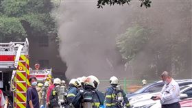 北市士林區陽明醫院今天（10日）上午10時許傳出火警，院區內竄出大量黑煙，醫護人員和民眾見狀倉皇逃生，警消人員獲報到場後，發現是B1機房不明原因起火，目前火勢線已撲滅，現場無人員傷亡，詳細起火原因仍有待調查釐清。