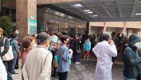 北市士林區陽明醫院今天（10日）上午10時許傳出火警，院區內竄出大量黑煙，醫護人員和民眾見狀倉皇逃生，警消人員獲報到場後，發現是B1機房不明原因起火，目前火勢線已撲滅，現場無人員傷亡，詳細起火原因仍有待調查釐清。