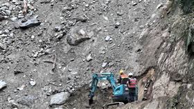 重機具持續挺進砂卡礑步道  可望將2罹難者救出花蓮地震進入第8天，太魯閣砂卡礑步道是重點搜救區，重機具持續開挖，預計10日挺進步道0.5公里處，將5日發現的2名罹難者救出。（民眾提供）中央社記者張祈傳真  113年4月10日