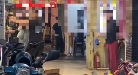 寧夏夜市燒烤店砸冰店。（圖／翻攝畫面）