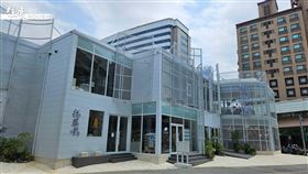 台北市房價高漲，不少年輕人望屋興嘆，業者為吸引購屋族目光，不得不各出奇招。信義區近期出現北市少有的千坪都更建案，由達永及新潤建設聯手，除了祭出優惠首付方案，更將接待中心打造成文青百貨，成為最新打卡地標。