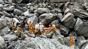 游性父女遺體挖出了。（圖／翻攝畫面）