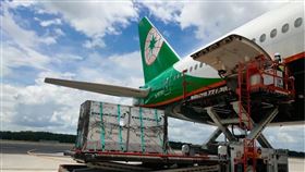 長榮航空及長榮航勤再次獲得國際航空運輸協會 (IATA) 醫藥冷鏈運輸國際認證 (CEIV Pharma)。（圖／長榮航空提供）