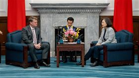 蔡英文總統今（10）日接見美國智庫「2049計畫研究所」訪問團。（圖／總統府提供)