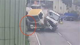 絕命終結站？槽車撞爛水泥車⋯桃園男遭波及竟毫髮無傷　奇蹟畫面曝