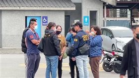 游家一家5口到花蓮砂卡礑出遊遇劫，搜救人員今天在大型重機具輔助下，開挖不幸罹難的父女遺體，稍早前女兒的大體已移出送至立殯儀館，家屬聞訊前往認屍，警方出示死者照片，疑因遺體毀損嚴重，但家屬難以辨識、確認女性死者身分。