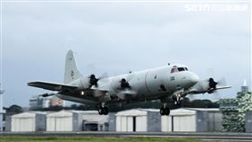 空軍113年春節加強戰備，P-3C獵戶座反潛巡邏機實施低空重飛、慢飛、觸地重飛。（圖/記者邱榮吉屏東攝影）