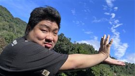 網紅「亞洲統神」張嘉航4日在星光電競大賞獲頒娛樂效果獎時，當場開嗆頒獎人Toyz劉偉健是「販毒狗」。（圖／翻攝自統神臉書）