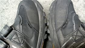 一位網友PO出穿了3個月左右的安全鞋，上面有不少破洞。（圖／翻攝自爆怨2公社 臉書）