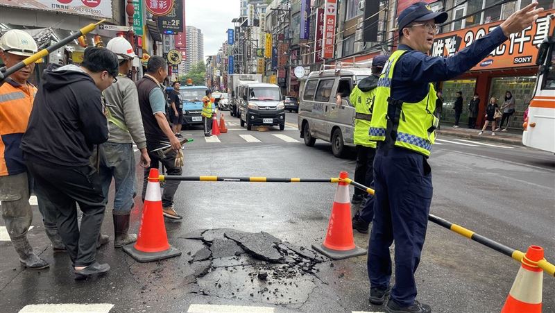 新／板橋水管破裂　自來水湧出警交管中