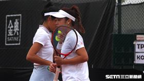 台灣壓軸女雙由謝淑薇、楊亞依出戰，不過兩人拚戰兩盤，仍以3：6、4：6吞敗。（圖／記者蔡厚瑄攝影）