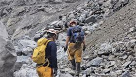 砂卡礑一家五口遺體挖出。（圖／翻攝畫面）