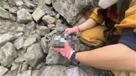 砂卡礑一家五口遺體挖出。（圖／翻攝畫面）