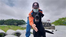 台東搜救犬Coca獲國際最高級MRT認證台東縣消防局搜救犬隊領犬員許慧觀和搜救犬Coca於2023年底獲得國際高級搜救能力及MRT認證，遇有重大任務需搜救犬時，政府將優先派遣通過MRT的搜救犬。（台東縣消防局提供）中央社記者盧太城台東傳真  113年4月10日