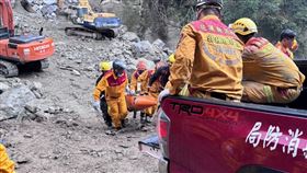 砂卡礑步道第2具遺體移出  送往殯儀館花蓮太魯閣砂卡礑步道在3日強震後嚴重受損，多人失聯、罹難，搜救隊及重機具10日下午移出第2具遺體，送往殯儀館。（花蓮縣消防局提供）中央社記者李先鳳傳真  113年4月10日
