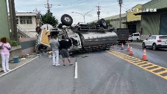 牛奶槽車撞水泥車翻覆！路人夾縫中逃生