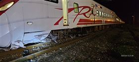 10日晚間9時17分，台鐵445車次普悠瑪列車在花蓮和平至和中之間，疑似撞擊落石，目前1~3節車廂出軌。（圖/翻攝畫面）