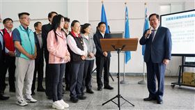 鄭文燦與蔡總統花蓮勘災  提災後重建振興方案行政院副院長鄭文燦（右）10日與總統蔡英文（前左3）赴花蓮視察地震災情，會後說明中央災後重建及振興方案，強調重建之路將與花蓮站在一起，中央會做花蓮後盾。中央社記者張祈攝  113年4月10日