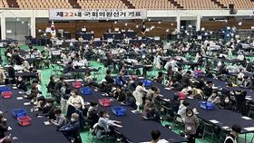 韓國會選舉登場  4大電視台公布出口民調韓國10日舉行第22屆國會選舉，韓國4大電視台出口民調結果顯示，執政黨國民力量在國會300席中，可能只拿下100席。圖為開票現場。中央社記者廖禹揚首爾攝  113年4月10日