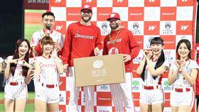 ▲味全龍伍鐸獲得單場MVP，把獎品枕頭送給洋投鋼龍。（圖／味全龍提供）