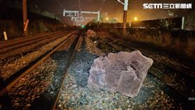 10日晚間9時17分，台鐵445車次普悠瑪列車在花蓮和平至和中之間，疑似撞擊落石，目前1~3節車廂出軌。（圖/翻攝畫面）
