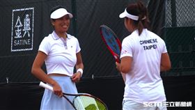 謝淑薇與楊亞依搭配打女雙。（圖／記者蔡厚瑄攝影）