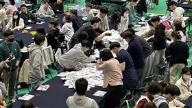 韓國國會選舉投票率達67%韓國第22屆國會選舉最終投票率達67%，圖為10日投票結束後的開票現場。中央社記者廖禹揚首爾攝  113年4月10日