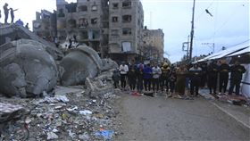 拉法的穆斯林在被毀壞的清真寺前，進行開齋節祈禱。（圖／美聯社／達志影像）