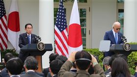美日高峰會強調台海和平穩定重要性美國總統拜登（右）與日本首相岸田文雄10日舉行高峰會，會後共同出席記者會，強調將加強美日聯盟，呼籲中國成為負責任大國。中央社記者石秀娟華盛頓攝  113年4月11日