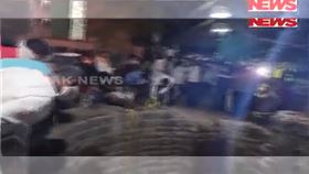 印度5名男子為了救入廢棄井的貓咪，不幸在井內吸入沼氣溺斃。（圖／翻攝Kanak News）