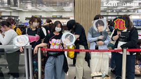 ▲龜梨和也，現場接機粉絲。（圖／記者鄭孟晃攝影）