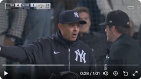 ▲洋基總教練布恩（Aaron Boone）不滿主審外角海，遭到驅逐出場。（圖／翻攝自YES Network推特）