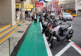 逢甲終於設人行道學生嗨翻　網全驚問這句（圖／翻攝Cheap臉書粉專)