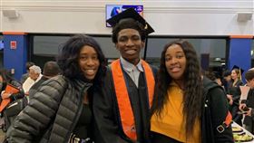 芝加哥,26歲男子Dexter Reed,沒繫安全帶拒檢，遭警開槍擊斃，
41秒開96槍(圖／翻攝自臉書)